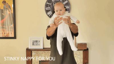 新生儿拍嗝技巧月嫂转三圈,给新生儿拍嗝力度