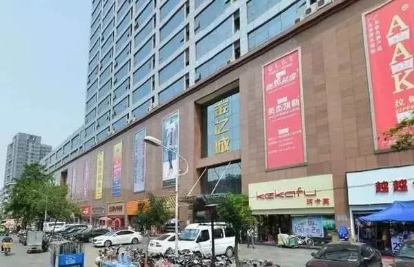 年营业额过亿的廉价批发市场，代购手里一半的假包都来自这里