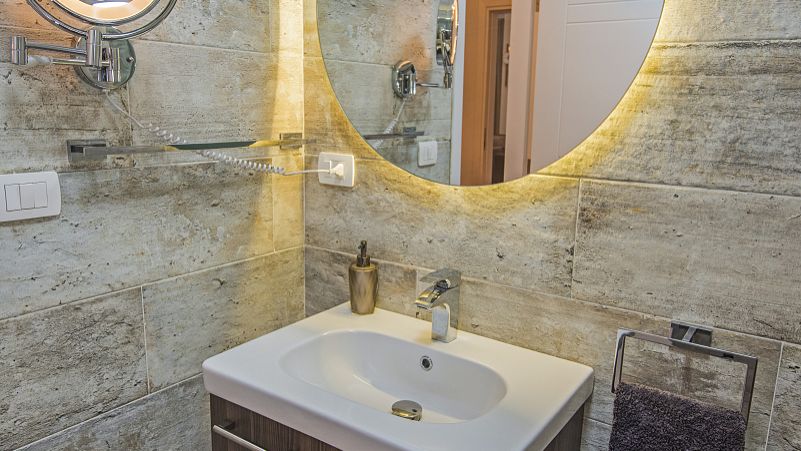 卫生间排水管孔怎么补才不漏水,楼上卫生间排水管漏水怎么处理