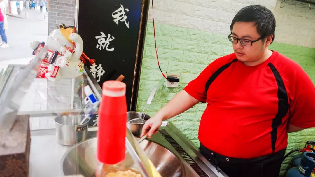 台湾胖子老板开的8㎡小店，专卖会膨胀的QQ球，嘴小的别来！