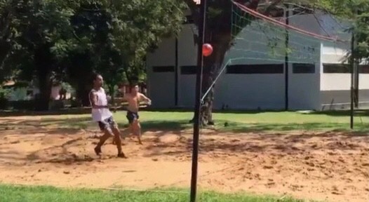 小罗监狱金囚奖真的假的,囚王小罗在巴拉圭监狱玩球