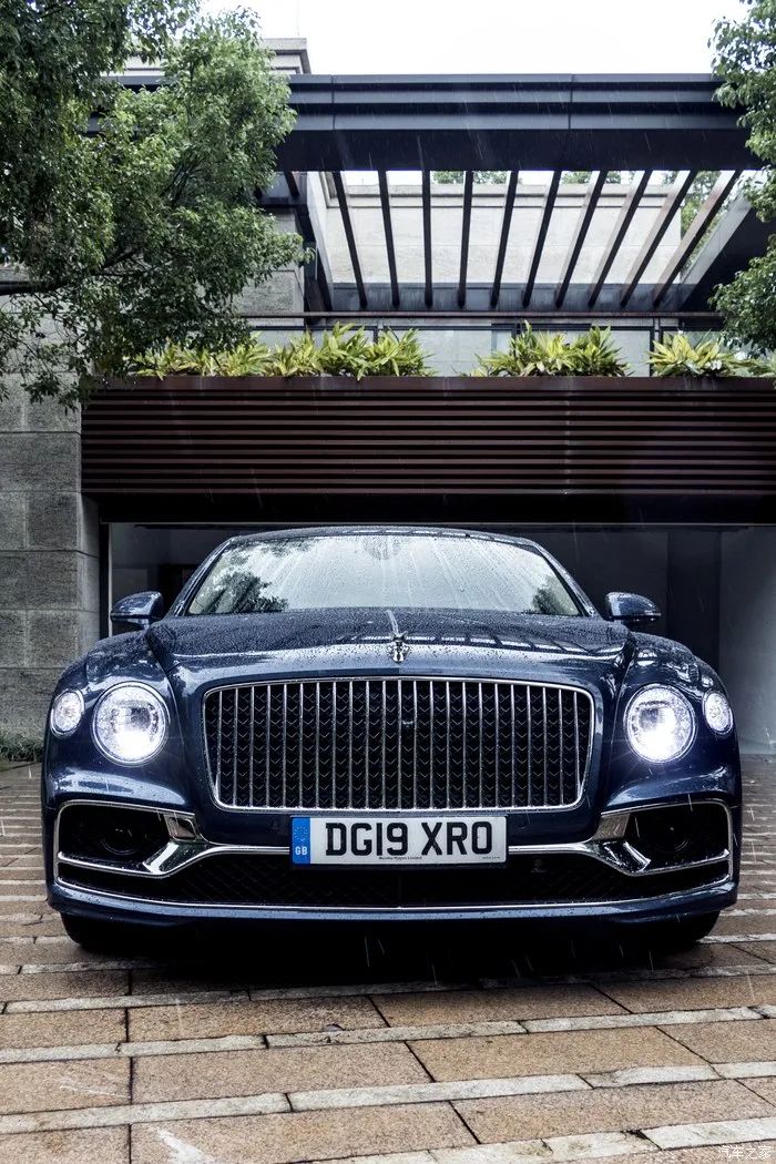 宾利飞驰对比迈巴赫s480气场,宾利飞驰街拍气场霸气视频