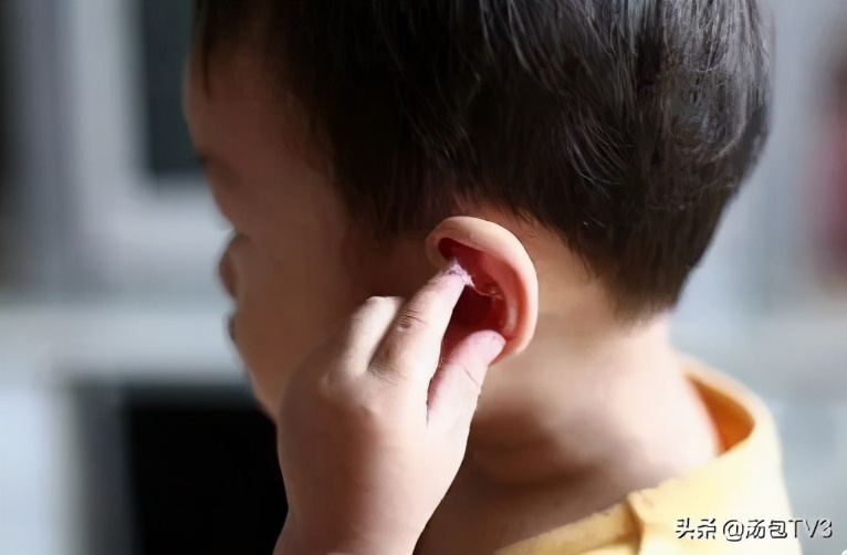 意外！男子掏耳不慎致棉花堵塞“弯道”