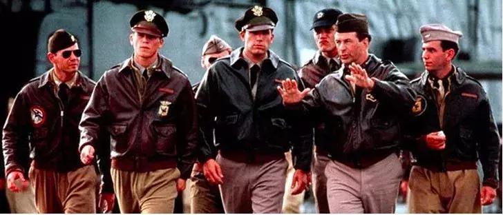 穿上小皮衣，我就是整个办公室最时髦的姑娘！