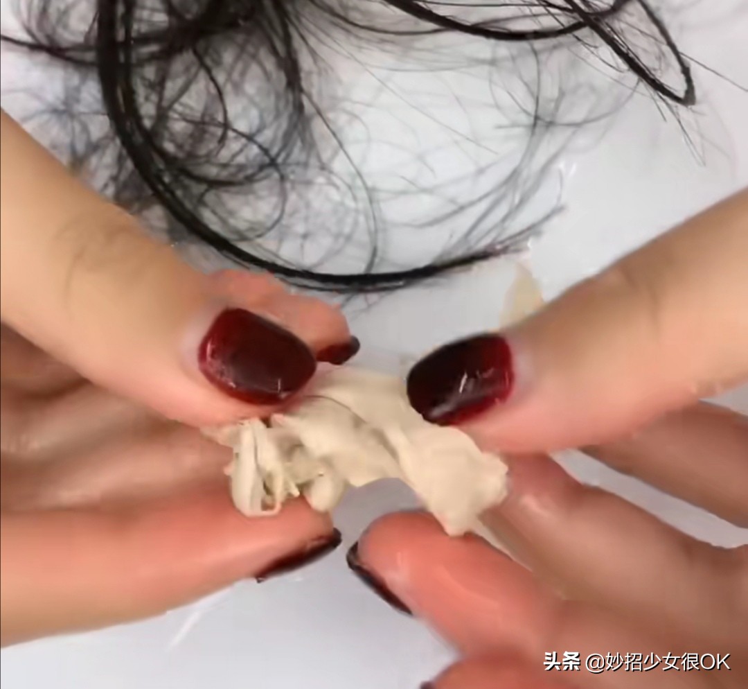 口香糖粘头发上用什么办法拿下来,如果头发粘上了口香糖怎么剪掉