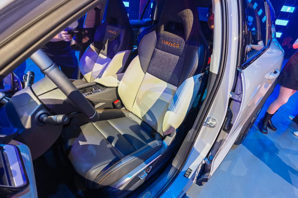 自己手动贴汽车玻璃膜怎么贴,特斯拉model3玻璃膜怎么贴