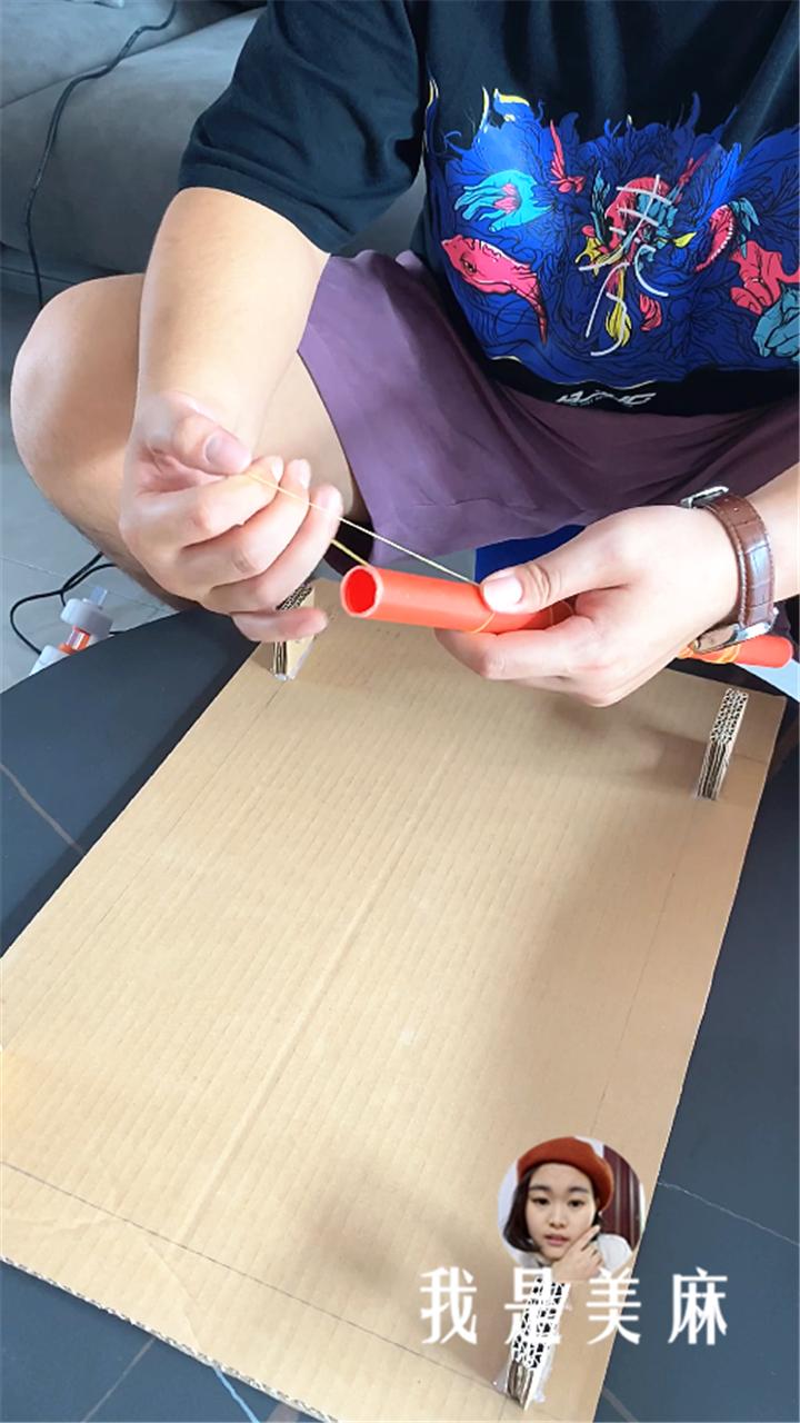 用快递盒做个小赛车玩具,爸爸用纸箱子做汽车