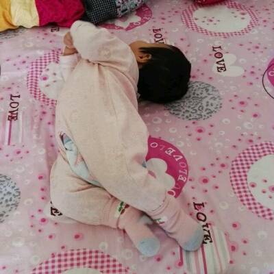 宝宝六个月还不会翻身怎么办,6个月宝宝一趴就哭怎么回事