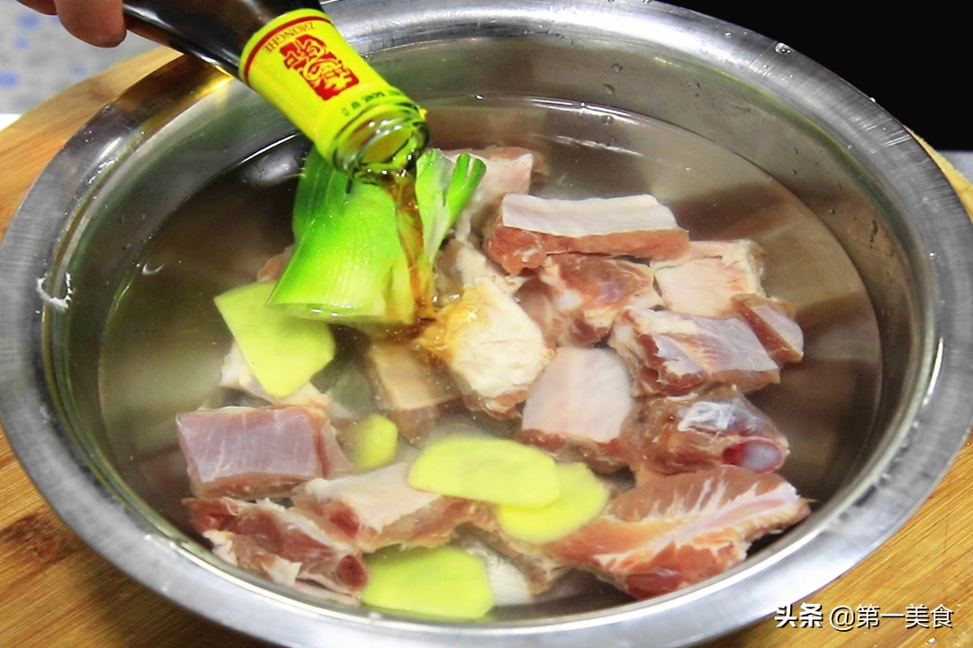 排骨直接焯水,难怪又腥又柴!记住3步,软烂可口,香到骨头里