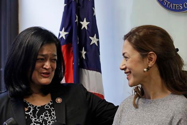 美边境扣留上百伊朗裔美国人，被扣女子：这不对，我孩子是美国人