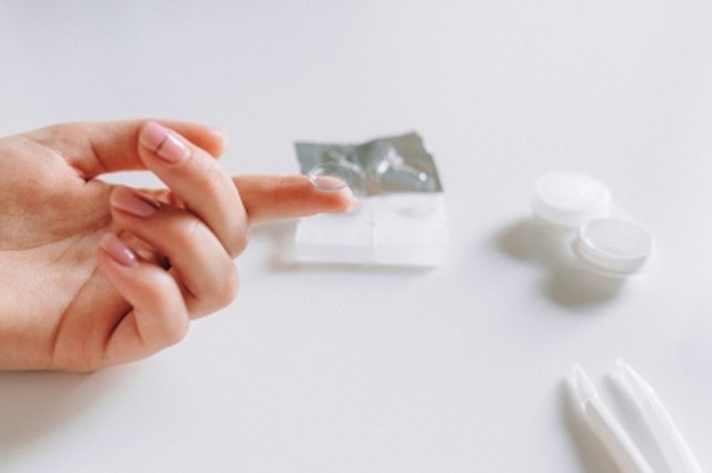 隐形眼镜的故事,戴隐形眼镜的故事