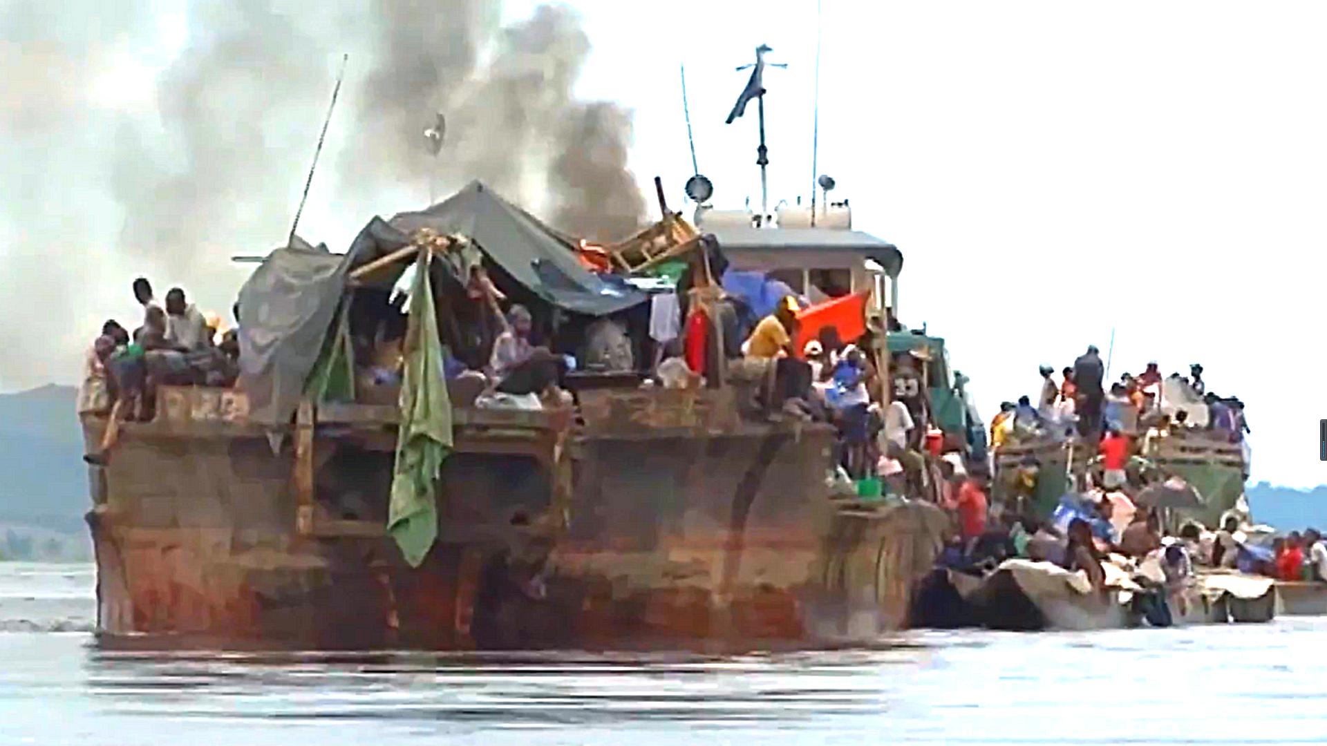 非洲货船严重超载，1700人挤在上面没有厕所，晚上开船用手电照明