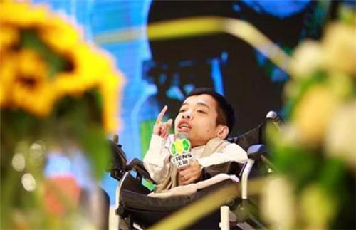 他身高不足1米,却身价上亿,娶1米7的秘书为妻,如今怎样