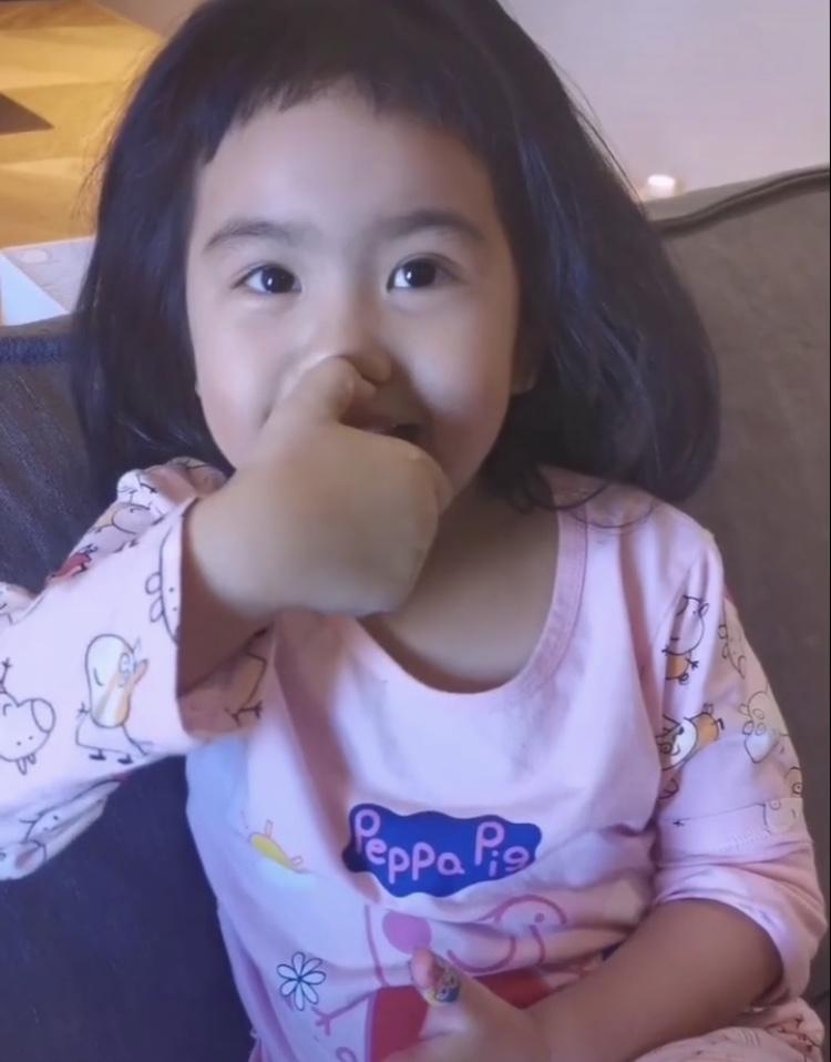 包贝尔女儿包饺子李现评论,包贝尔女儿搞笑饺子化身迷妹李现