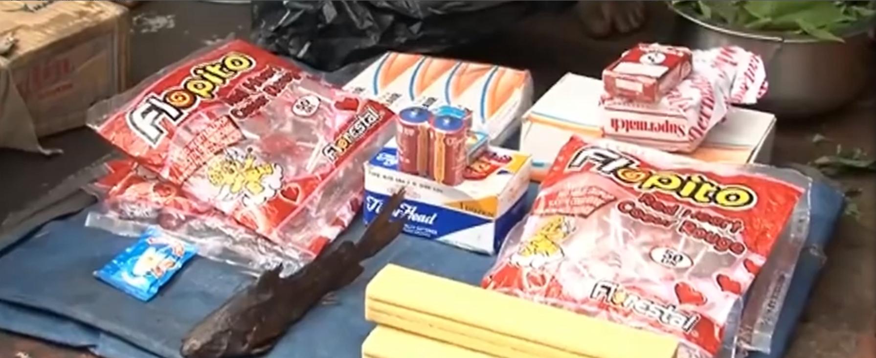 非洲货船严重超载，1700人挤在上面没有厕所，晚上开船用手电照明