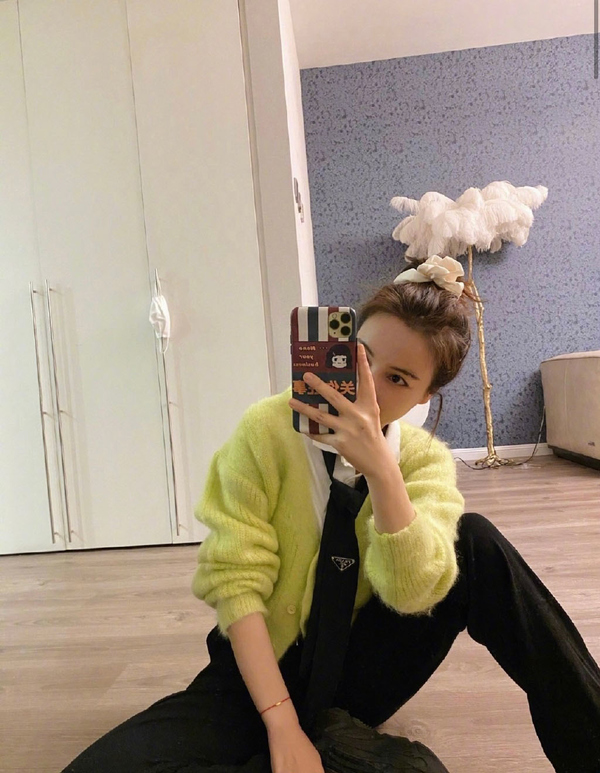 吴昕真的是越来越懂打扮了,吴昕晒新照服装红黑配