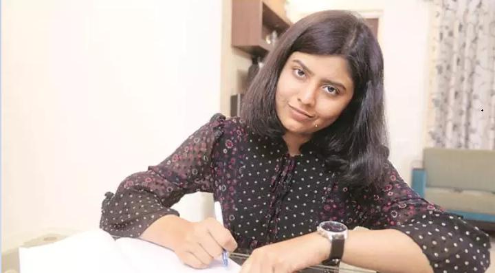 印度少女移植男性黝黑双手，肤色神奇变白，嫩滑无毛如纤纤玉手