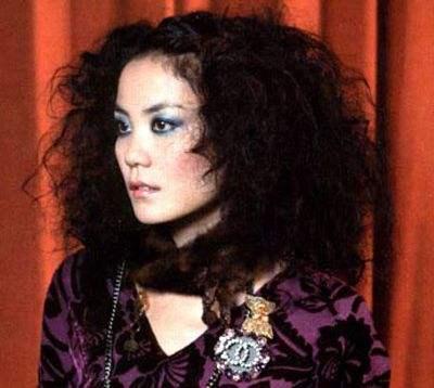 大额头女40岁适合烫什么发型,适合四十岁女人发量少的减龄发型