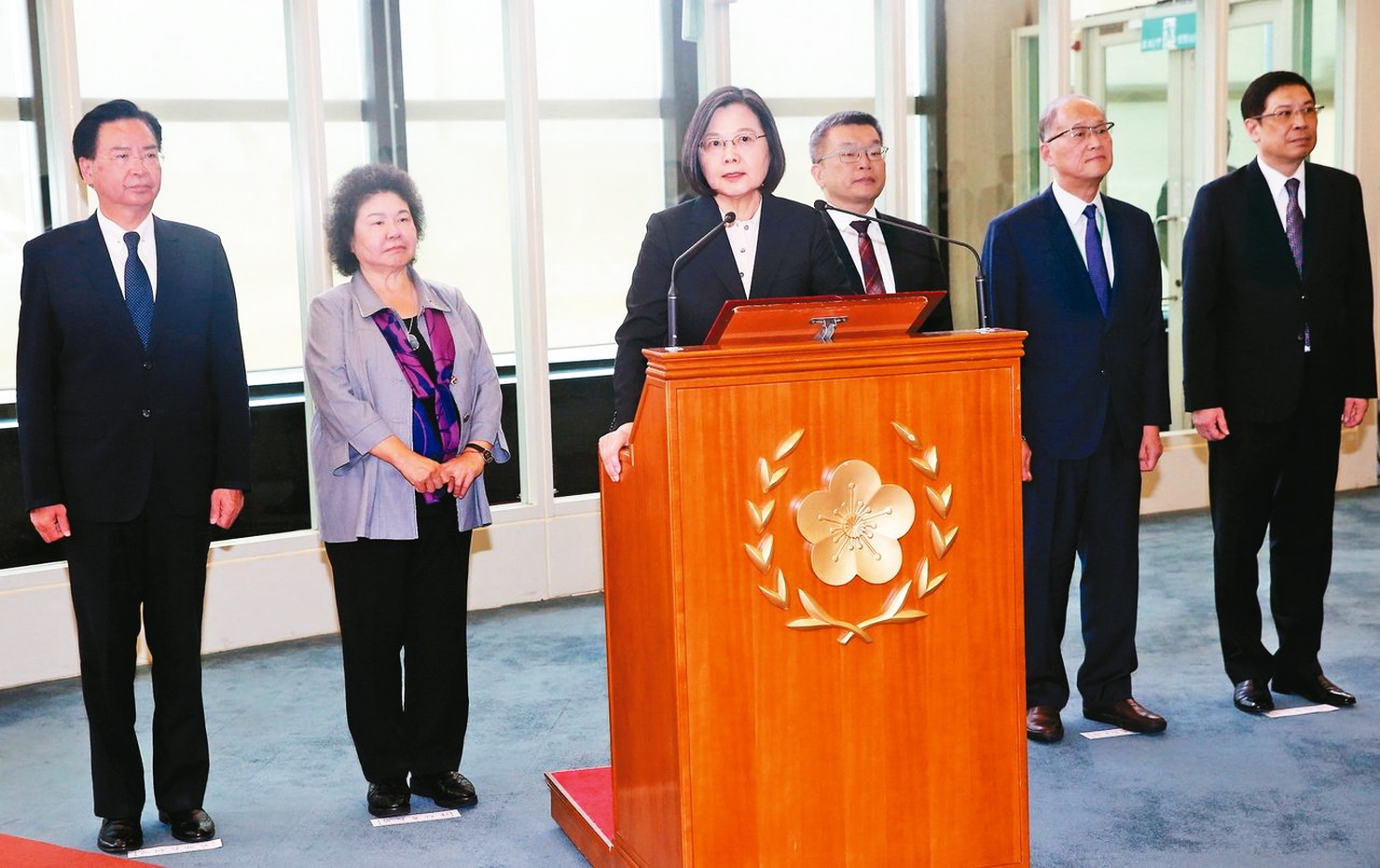 蔡英文特勤用专机夹带私货，9800条烟被查！谁是告密者？