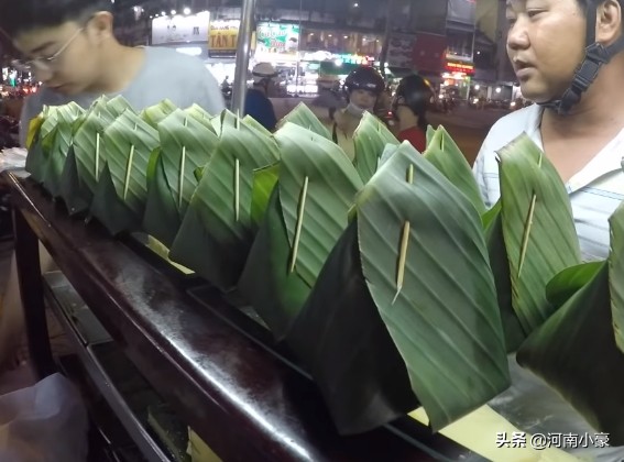 安徽小伙摆摊卖菜盒子7元一个,小伙子卖韭菜盒子