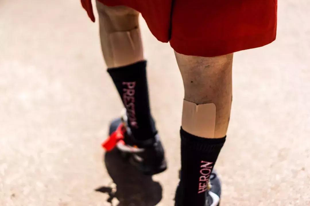 大爷一夜之间变成帅哥,农村大爷变型男