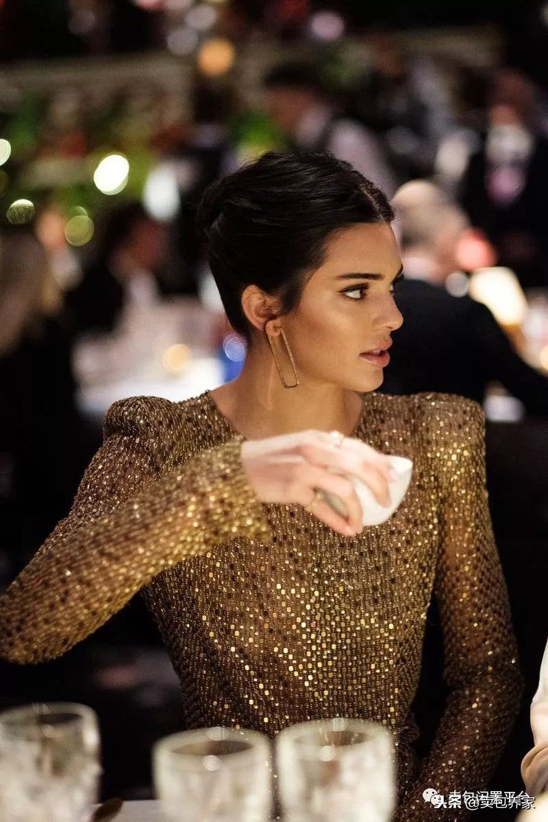 年赚1.5亿成家中最穷，生在名利场，把所有想要的都拿到她才23岁