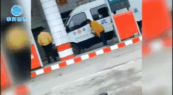 加油站员工偷油瞬间,加油站员工偷油