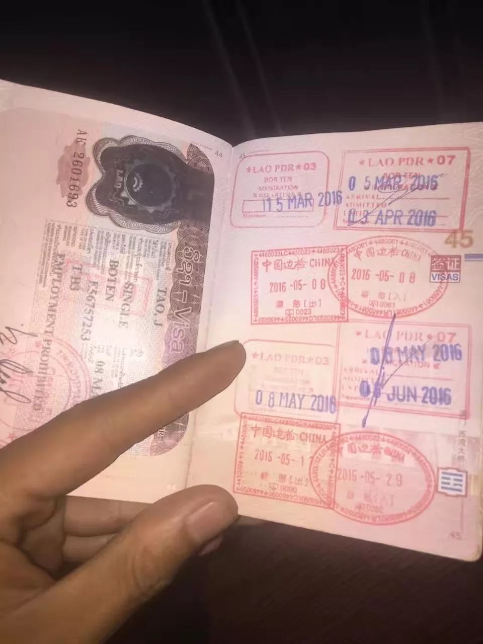 80后山东人闯荡金三角，不惧枪口顶额头，在牛棚直播卖光凤梨