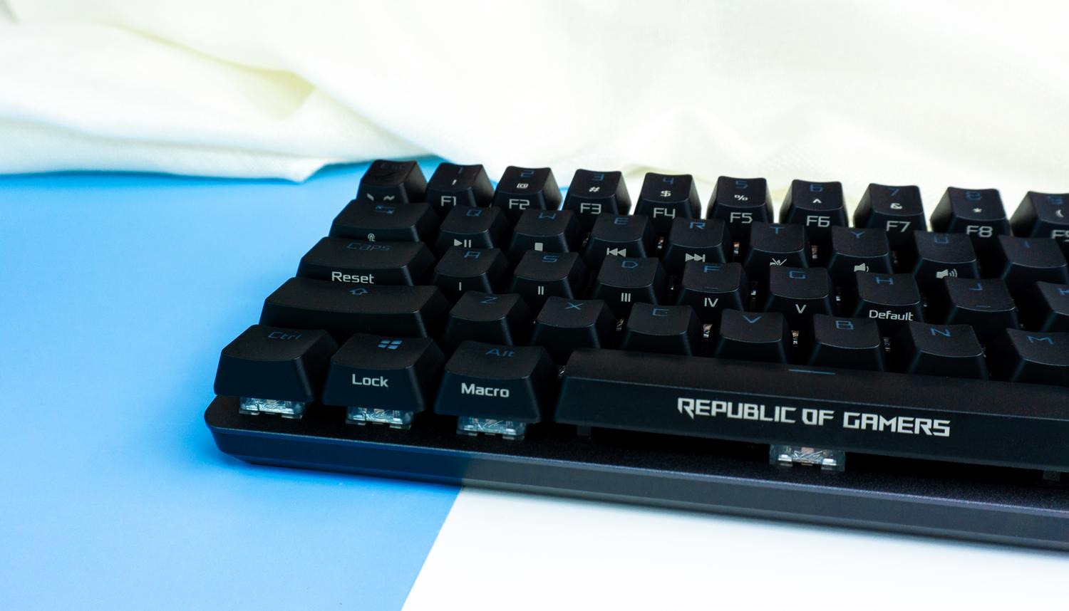 游戏宅的电脑桌面,游戏头戴式耳机rog棱镜s