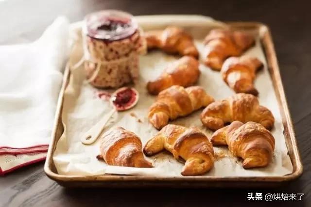 怎么吃都不重样的牛角包，一口咬下去，外酥内软，软绵不失嚼劲