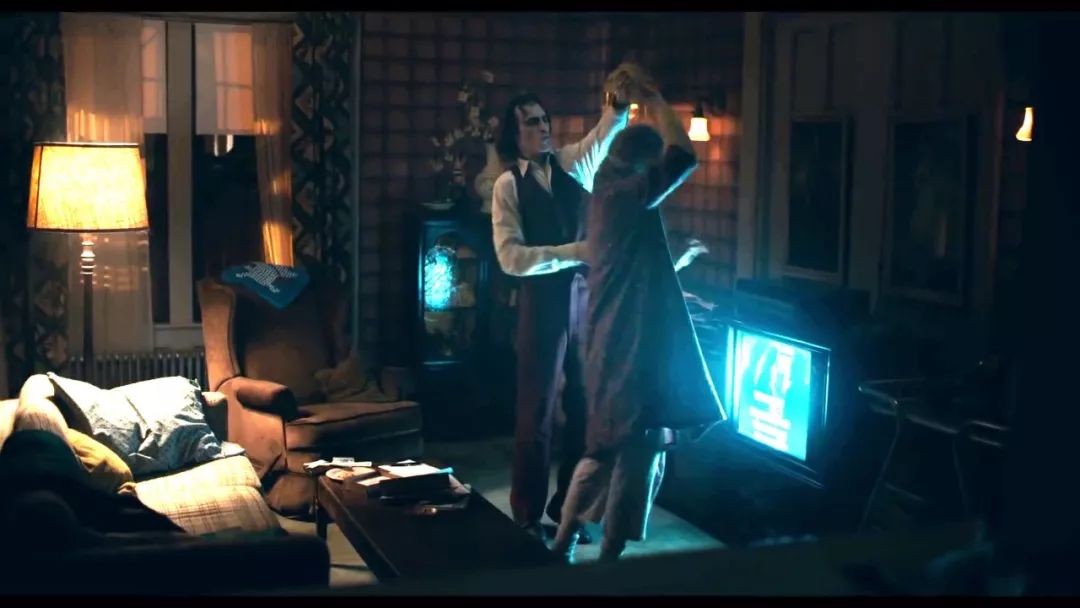 小丑口碑大爆豆瓣评分9,dc新片小丑首曝预告风格黑暗