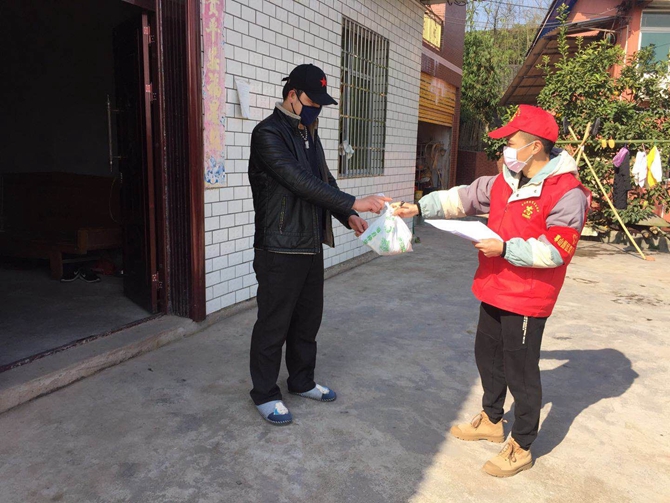 防疫期间农村支书给村民送药,村支书带领群众捐赠物资抗疫情