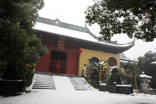 西湖畔有个古寺，井底藏千年神木，是济公施法术运来的