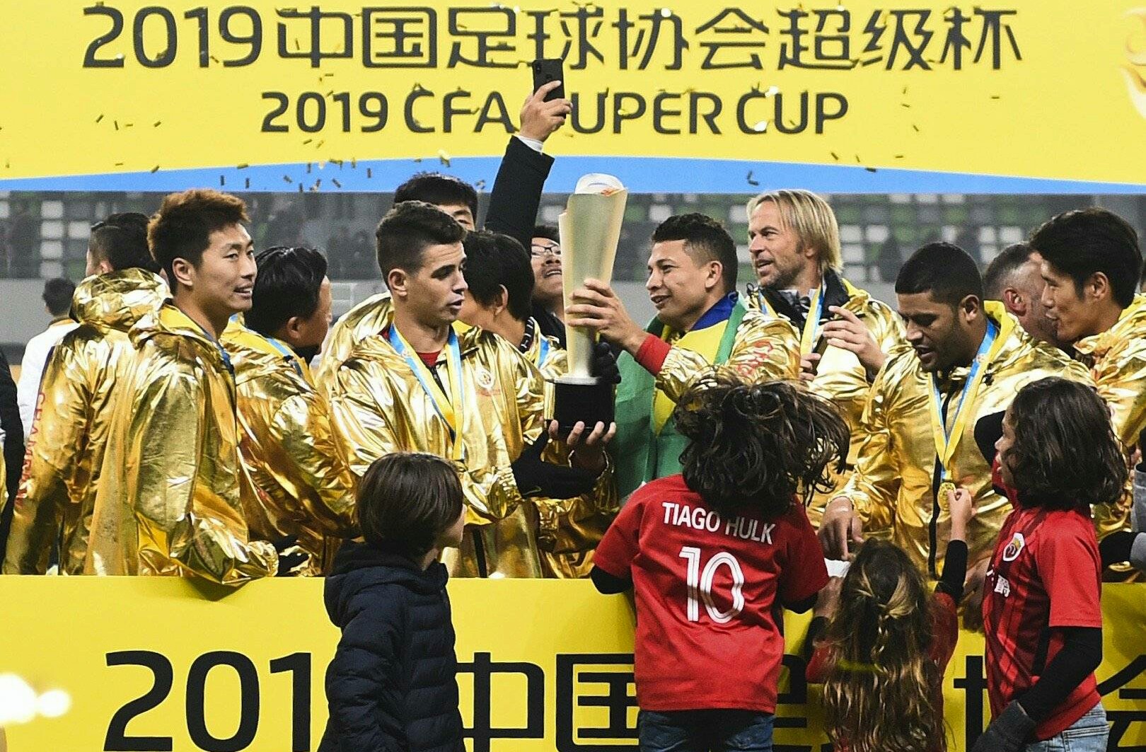 上港战国安看台上有不速之客！纸上写满比赛信息，队徽出卖了他