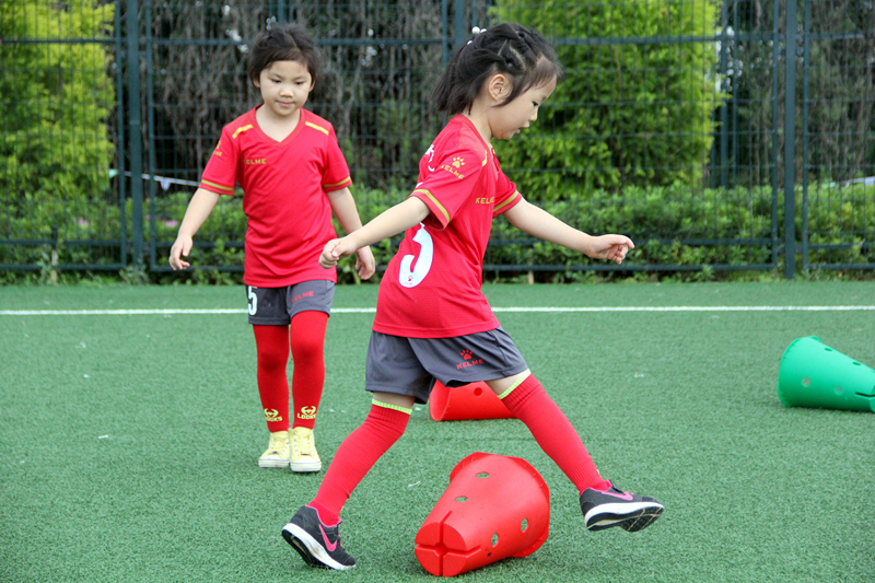 以球健体悦动童趣：昆明枫林盛景幼儿园的足球之路