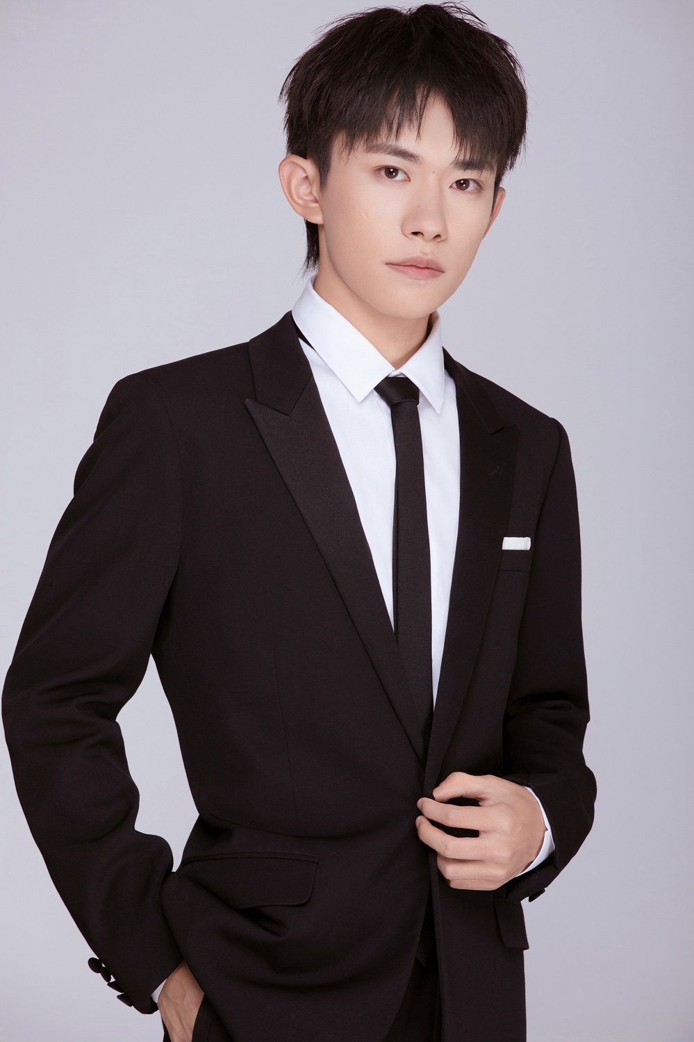 易烊千玺iadoreyou封面,易烊千玺演唱会adoreyou