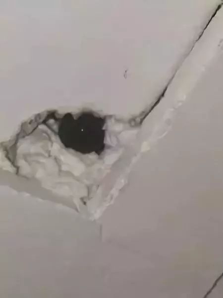 别脱衣，床边有个摄像头！*拍偷**产业链下，中国人再无隐私？