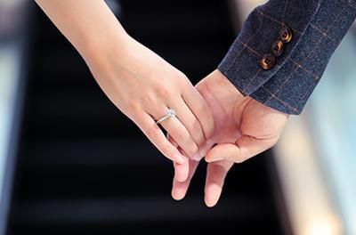 买钻戒买什么款式的戒指最好,钻戒和什么材质的戒指搭配一起戴