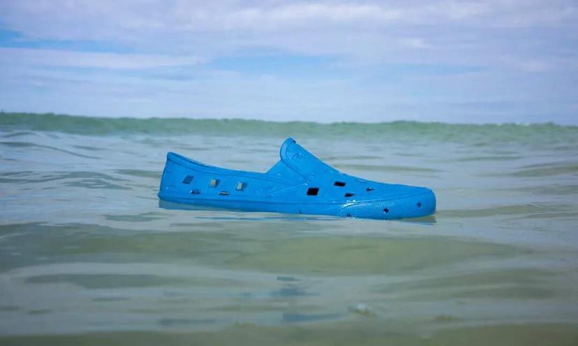 大哥最爱的洞洞鞋,女孩怎么抢着穿?