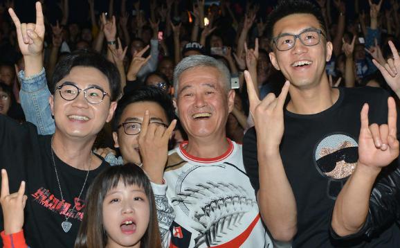 赵本山辽宁男篮镜头,赵本山郭艾伦打篮球