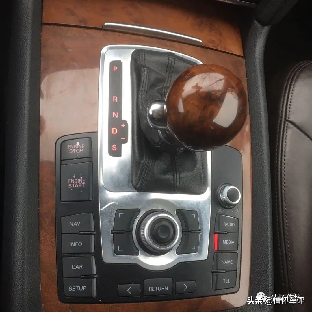 小伙买了一辆奥迪回村,小伙买了台7w的奥迪a7