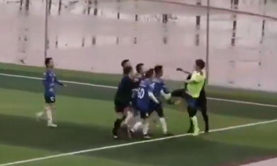 足球史上群殴暴力事件,足球场上十大暴力事件