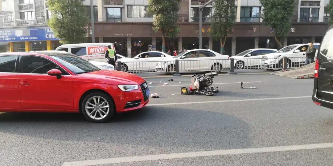 南充一辆客车被撞翻,南充一私家车被撞