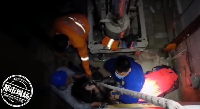 男子乘电梯意外电梯门打开后掉落,男子爬到电梯顶上电梯突然启动