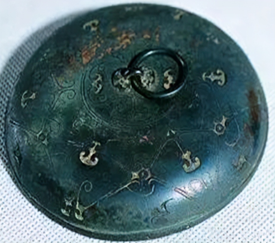 三星堆三号坑出土的青铜神坛文物,三星堆再出土青铜大面具