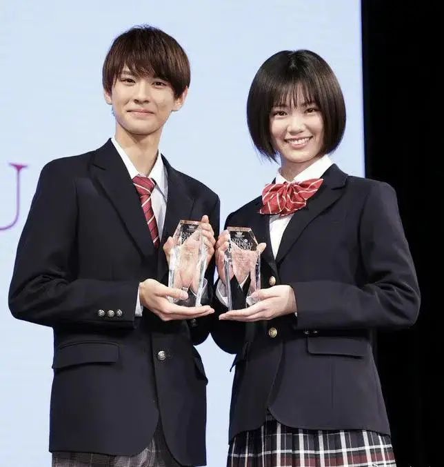 “可怕，中国女孩被JK制服绑架了”