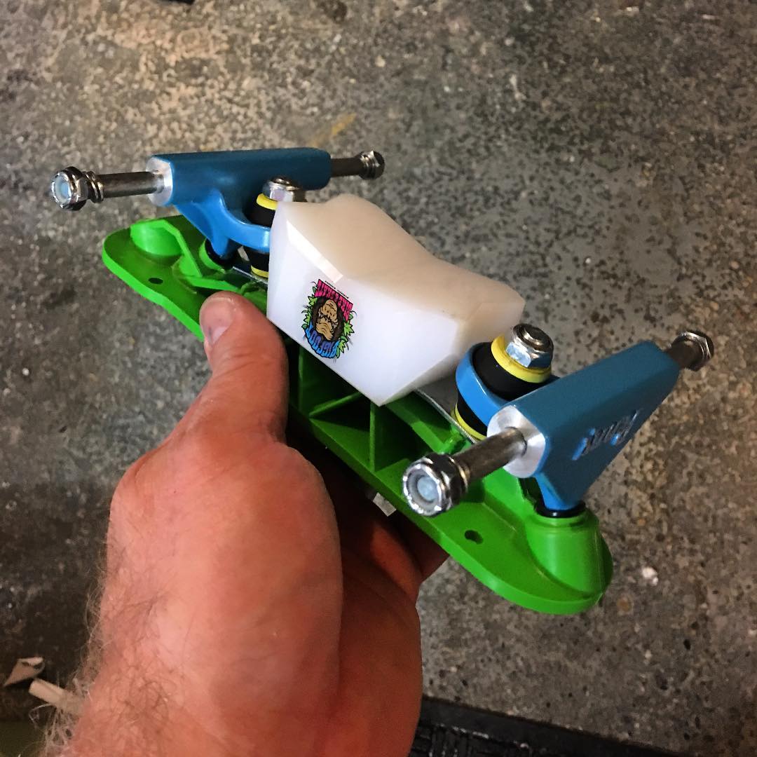 轮滑双排轮和单排轮区别,为什么双排轮滑更锻炼人