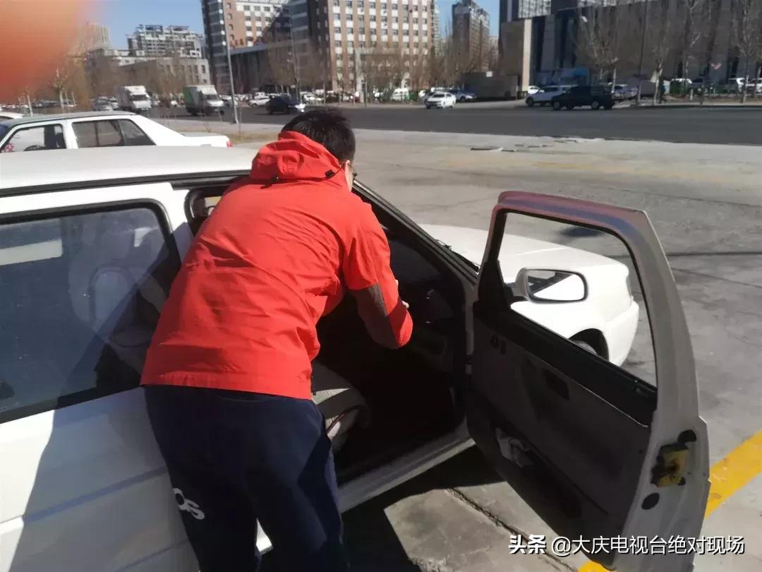 大庆平安驾校湖边停车场内练“倒库”如此练车“平安”吗？