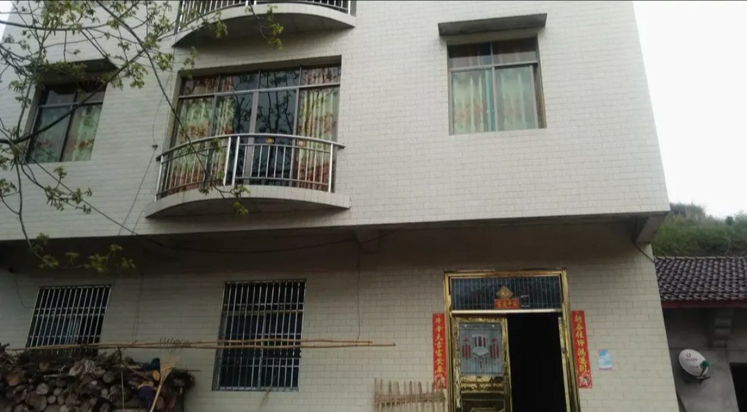 八九十年代的老瓦房，长年无人居住，确权登记时户主该写谁的名字