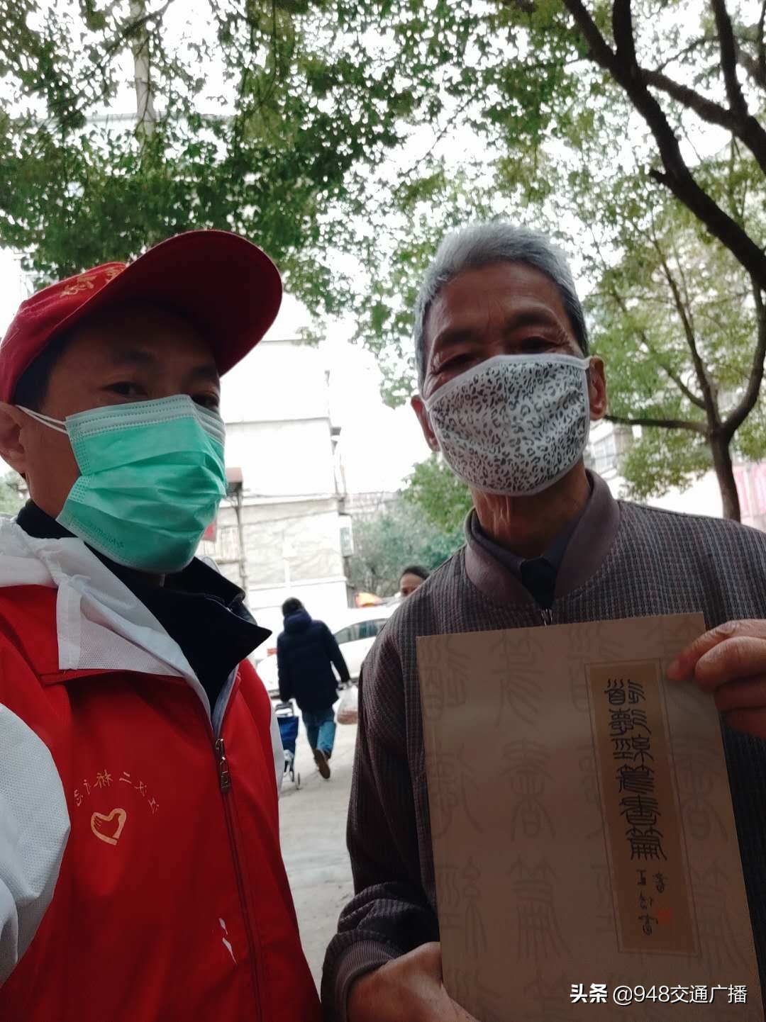 诗画有意人间有情，老人以书赠社区“跑腿人”